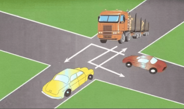 ملتقى الطرق - الأسبقية لليمين مع شاحنة