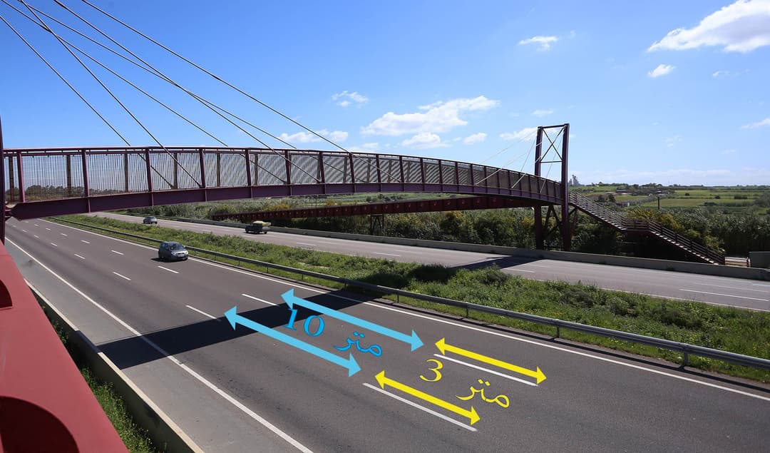 الخطوط المتقطعة في الطريق السيار